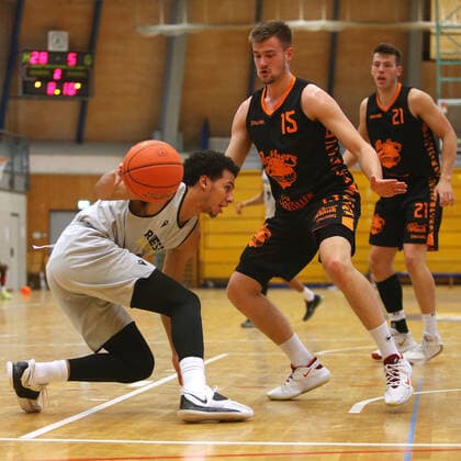 BAU 01 09 2021 Ludwigsburg Basketball MHP Riesen Ludwigsburg vs Wiha Panthers Schwenningen, f l Zaccheus Kelly MHP , Leon Hoppe, Till Isemann Schwenningen