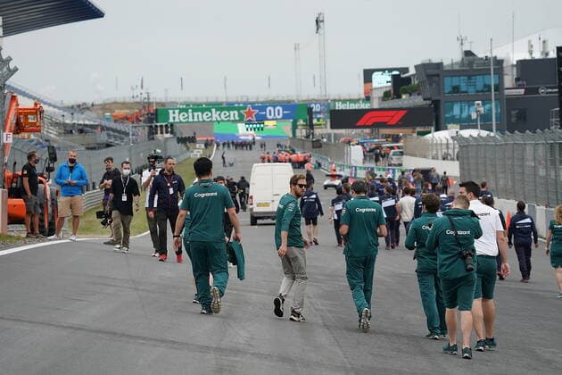 FORMULA 1 HEINEKEN DUTCH GRAND PRIX 2021 02 09 2021, Circuit Park Zandvoort, Zandvoort, FORMULA 1 HEINEKEN DUTCH GRAND PRIX 2021 , in the picture Sebastian Vettel DEU 5 , Aston Martin Cognizant Formula One Team goes with his engineers over the steep curve before the start finish line nordphotoxGmbHx xBratic nph00250