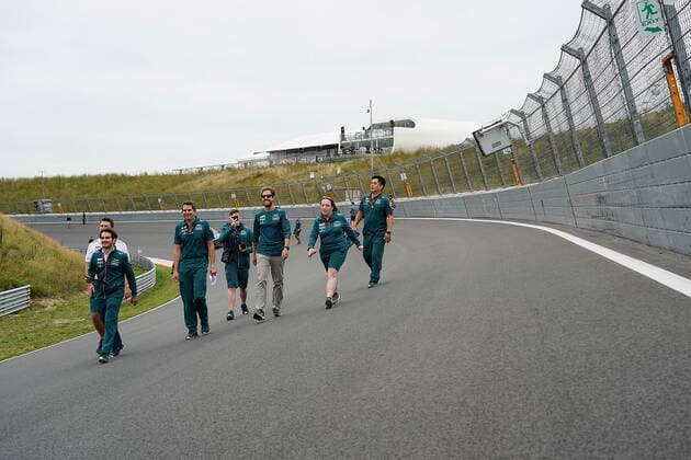 FORMULA 1 HEINEKEN DUTCH GRAND PRIX 2021 02 09 2021, Circuit Park Zandvoort, Zandvoort, FORMULA 1 HEINEKEN DUTCH GRAND PRIX 2021 , in the picture Sebastian Vettel DEU 5 , Aston Martin Cognizant Formula One Team goes with his engineers over the steep curve before the start finish line nordphotoxGmbHx xBratic nph00250