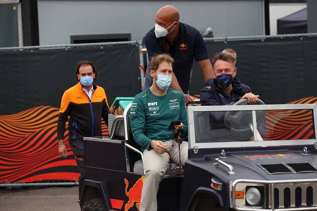 FORMULA 1 HEINEKEN DUTCH GRAND PRIX 2021 02 09 2021, Circuit Park Zandvoort, Zandvoort, FORMULA 1 HEINEKEN DUTCH GRAND PRIX 2021 , pictured Sebastian Vettel DEU 5 , Aston Martin Cognizant Formula One Team rides through the paddock with Red Bull employees nordphotoxGmbHx xBratic nph00250