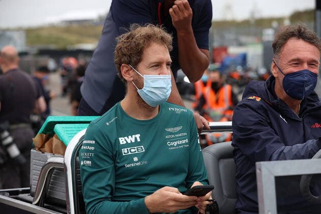 FORMULA 1 HEINEKEN DUTCH GRAND PRIX 2021 02 09 2021, Circuit Park Zandvoort, Zandvoort, FORMULA 1 HEINEKEN DUTCH GRAND PRIX 2021 , pictured Sebastian Vettel DEU 5 , Aston Martin Cognizant Formula One Team rides through the paddock with Red Bull employees nordphotoxGmbHx xBratic nph00250