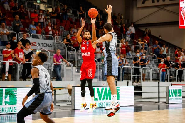 left Jamel Morris Brose Bamberg, 07 right 06 Elias Lasisi HAKRO Merlins Crailsheim Brose Bamberg HAKRO Merlins Crailsheim easyCredit BBL Basketball Bundesliga Basketball season 2021 22 test match preparation match, 02 09 2021 Bamberg, Brose Arena Copyright: DanielxLöb