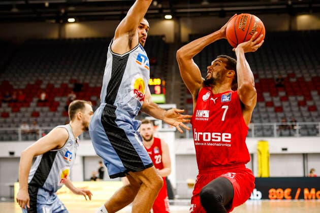 right Jamel Morris Brose Bamberg, 07 left 06 Elias Lasisi HAKRO Merlins Crailsheim Brose Bamberg HAKRO Merlins Crailsheim easyCredit BBL Basketball Bundesliga Basketball season 2021 22 test match preparation match, 02 09 2021 Bamberg, Brose Arena Copyright: DanielxLöb
