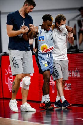 Center injured 00 T J Shorts HAKRO Merlins Crailsheim left 15 Bogdan Radosavljevic HAKRO Merlins Crailsheim Brose Bamberg HAKRO Merlins Crailsheim easyCredit BBL Basketball Bundesliga Basketball season 2021 22 test match preparation game, 02 09 2021 Bamberg, Brose Arena Copyright: DanielxLöb