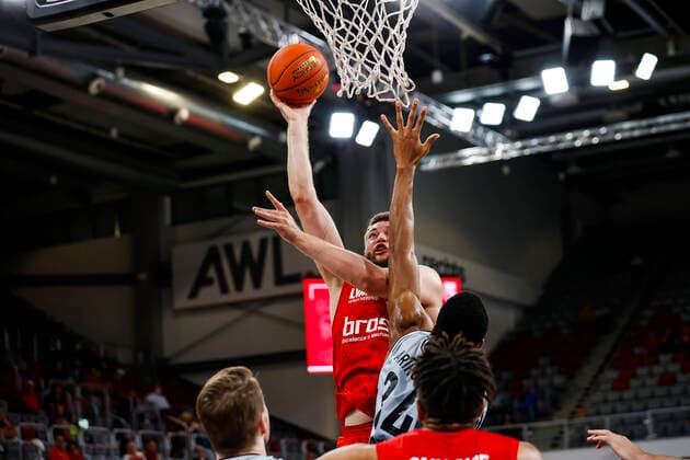 left Martinas Geben Brose Bamberg, 22 right 34 Richmond Aririguzoh HAKRO Merlins Crailsheim Brose Bamberg HAKRO Merlins Crailsheim easyCredit BBL Basketball Bundesliga Basketball Saison 2021 22 Testspiel Vorbereitungsspiel, 02 09 2021 Bamberg, Brose Arena Copyright: DanielxLöb