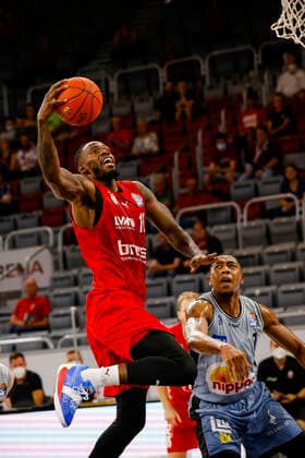 left Derek Cooke Jr Brose Bamberg, 10 right 01 Jared Lewis HAKRO Merlins Crailsheim Brose Bamberg HAKRO Merlins Crailsheim easyCredit BBL Basketball Bundesliga Basketball season 2021 22 test match preparation match, 02 09 2021 Bamberg, Brose Arena Copyright: DanielxLöb