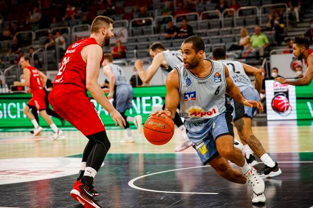 left Martinas Geben Brose Bamberg, 22 right 06 Elias Lasisi HAKRO Merlins Crailsheim Brose Bamberg HAKRO Merlins Crailsheim easyCredit BBL Basketball Bundesliga Basketball Saison 2021 22 Testspiel Vorbereitungsspiel, 02 09 2021 Bamberg, Brose Arena Copyright: DanielxLöb