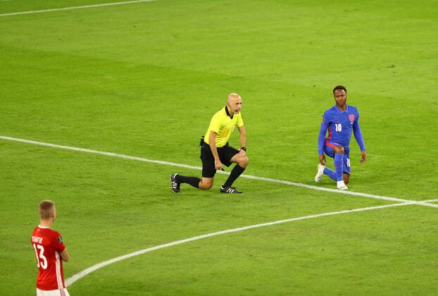 Fußball, WM Quali, Ungarn - England Hungary v England 2022 FIFA World Cup, WM, Weltmeisterschaft, Fussball Qualifiers Raheem Sterling of England and the referee take the knee as Hungary stand up to racism before the 2022 FIFA World Cup Qualifiers match at the Ferenc Puskas Stadium, Budapest Content Not Available For UK Newspapers Copyright: xFocusxImagesx FIL-15839-0011