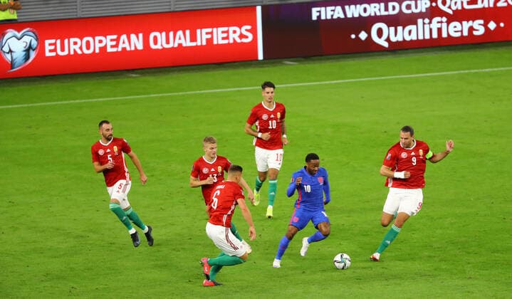 Fußball, WM Quali, Ungarn - England Hungary v England 2022 FIFA World Cup, WM, Weltmeisterschaft, Fussball Qualifiers Raheem Sterling of England dribbles round the Hungary players during the 2022 FIFA World Cup Qualifiers match at the Ferenc Puskas Stadium, Budapest Content Not Available For UK Newspapers Copyright: xFocusxImagesx FIL-15839-0016