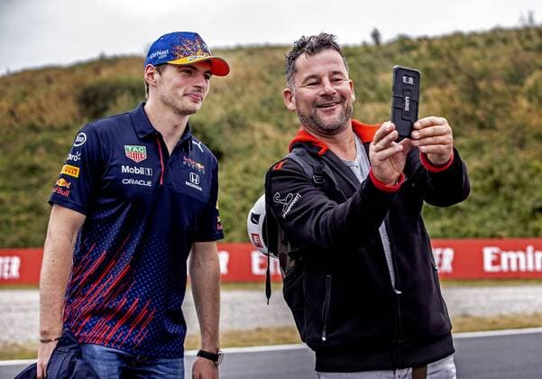 ZANDVOORT - 02-09-2021. Dutch Grand Prix Zandvoort Max Verstappen maakt langs de Oranje curbstones een zogenaamde track walk om het circuit te verkennen en heeft nog tijd om vrolijk een belletje te plegen Foto, Pim Ras Track walk Max Verstappen  x13259210x Copyright:
