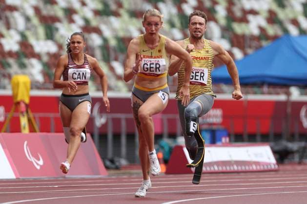 Tokyo 2020 Paralympic Games Athletics , 03 09 21 TOKYO, JAPAN 03 September The 4x100m relay team with David Behre GER TSV Bayer 04 Leverkusen and Lindy Ave GER HSG Uni Greifswald during the 2 changes on day 10 of the Tokyo 2020 Paralympic Games Athletics on 03 09 2021 at the Olympic Stadium in Tokyo Japan Copyright: xBEAUTIFULxSPORTS AxelxKohringx