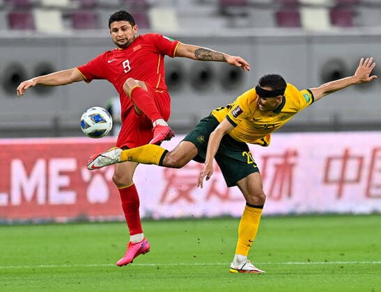 Sport Bilder des Tages (210903) -- DOHA, Sept. 3, 2021 -- Australia s Trent Sainsbury (R) vies with China s Ai Kesen during the FIFA World Cup, WM, Weltmeisterschaft, Fussball Qatar 2022 Asian qualification football match in Doha, Qatar, Sept. 2, 2021. (Photo by Nikku Xinhua) (SP)QATAR-DOHA-FOOTBALL-FIFA WORLD CUP ASIAN QUALIFICATION-CHN VS AUS yangyuanyong 
