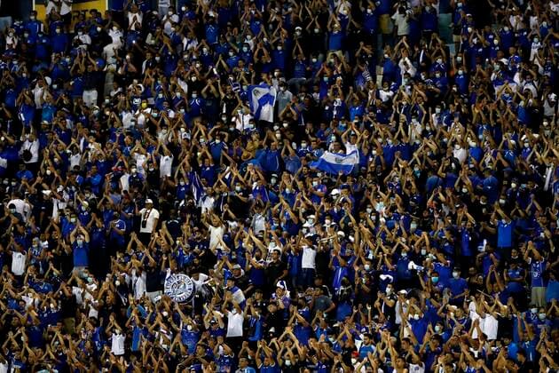 Fußball, WM Quali, El Salvador - USA Fans cheer for their team during a match for the Concacaf qualifiers for the Qatar 2022 World Cup between El Salvador and the United States, at the Cuscatlan stadium in San Salvador, El Salvador 2 September 2021. El Salvador - United States !ACHTUNG: NUR REDAKTIONELLE NUTZUNG!  Copyright: xRodrigoxSurax AME2233 20210903-376f882767620812f0372e8b0688996825661015
