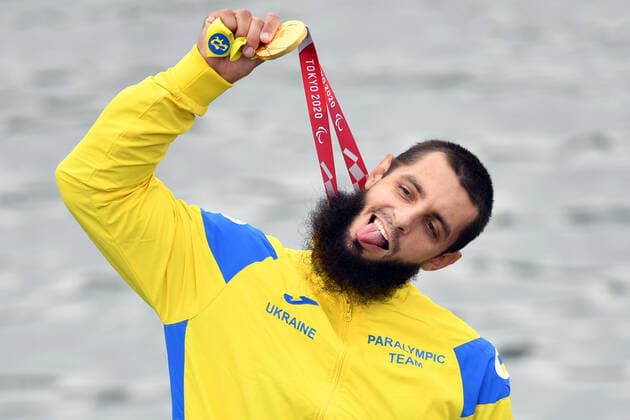 Sport Bilder des Tages 6641468 03.09.2021 Gold medalist Ukraine s Serhii Yemelianov poses during the awarding ceremony for the men s kayak single 200m KL3 final during canoe sprint event at the Tokyo 2020 Olympic Games, Olympische Spiele, Olympia, OS at Sea Forest Waterway, in Tokyo, Japan. Pavel Bednyakov Sputnik Japan Paralympics 2020 Canoe Sprint  a2f172de65831cd5