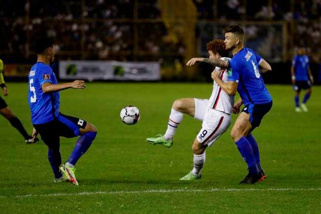Fußball, WM Quali, El Salvador - USA Eriq Zavaleta (r) of El Salvador disputes a ball with Josh Sargent of the United States, during a match for the Concacaf qualifiers for the Qatar 2022 World Cup, at the Cuscatlan stadium in San Salvador, El Salvador 2 September 2021. El Salvador - United States !ACHTUNG: NUR REDAKTIONELLE NUTZUNG!  Copyright: xRodrigoxSurax AME2238 20210903-6717e4a5bae8e649e87fd29164e29bf81eafb1d0