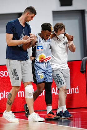 Center injured 00 T J Shorts HAKRO Merlins Crailsheim left 15 Bogdan Radosavljevic HAKRO Merlins Crailsheim Brose Bamberg HAKRO Merlins Crailsheim easyCredit BBL Basketball Bundesliga Basketball season 2021 22 test match preparation game, 02 09 2021 Bamberg, Brose Arena Copyright: DanielxLöb