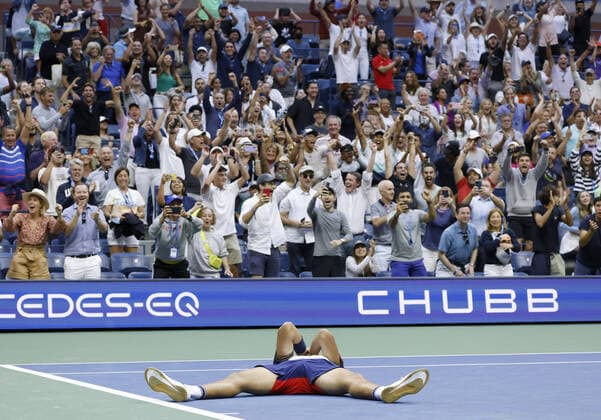 Sport Bilder des Tages Carlos Alcaraz Garfia of Spain celebrates after match point defeating Stefanos Tsitsipas of Greece in 5 sets in Arthur Ashe Stadium in the third round of the 2021 US Open Tennis Championships at the USTA Billie Jean King National Tennis Center on Friday, September 3, 2021 in New York City.  NYP20210903103 JOHNxANGELILLO