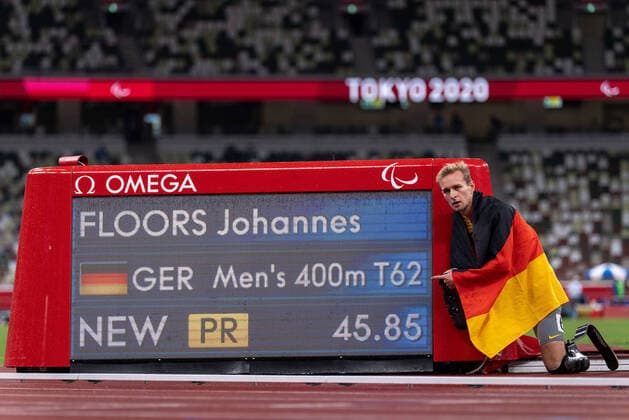 Bilder des Jahres 2021, Sport 09 September Sport Themen der Woche KW35 Sport Bilder des Tages September 3, 2021, Tokyo, Japan: Gold Medallist Johannes Floors GER does next to the scoreboard showing his Paralympic Record time of 45.85 in the Men s 400m T62 Athletics Final in the Olympic Stadium. Tokyo 2020 Paralympic Games, Tokyo, Japan, Friday 03 September 2021. (Photo: Joe Toth) Tokyo Japan - ZUMAz03_ 20210903_skp_z03_751 Copyright: xOISx