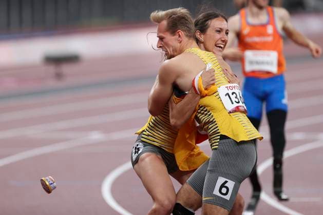 Tokyo 2020 Paralympic Games Athletics , 03 09 21 TOKYO, JAPAN 03 September GOLD Johannes Floors GER TSV Bayer 04 Leverkusen wins the 400m T62 on Day 10 of the Tokyo 2020 Paralympic Games Athletics on 03 09 2021 at the Olympic Stadium in Tokyo Japan Here he shares with Irmgard Bensusan GER TSV Bayer 04 Leverkusen Copyright: xBEAUTIFULxSPORTS AxelxKohringx