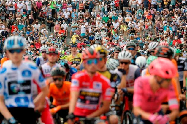 Overall leader Slovenian Primoz Roglic (C), Jumbo-Visma, Michael Storer (L) and Magnus Cort Nielsen (R) before the start of the 20th stage of the Spanish Cycling Vuelta, a 202.2km-long race between Sanxenxo and and Castro de Herville in Galicia, Spain, 04 September 2021. 20th stage of the Spanish Cycling Vuelta !ACHTUNG: NUR REDAKTIONELLE NUTZUNG!  Copyright: xManuxBruquex GRAF3771 20210904-854b81958101a6dfca34e192ac6289ffe05c8a6a