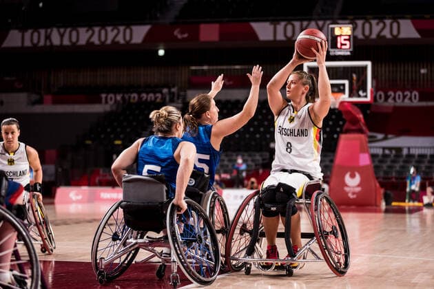 Tokyo 2020 Paralympic Games Wheelchair Basketball , 04 09 2021 TOKYO, JAPAN 04 September Wheelchair basketball, bronze medal game Germany vs USA Women, on day 11 of the Tokyo 2020 Paralympic Games at Ariake Arena on 04 09 2021 in Tokyo Japan Darlene Hunter 5, USA , Courtney Ryan 55, USA , Katharina Lang 8, Germany Copyright: xBEAUTIFULxSPORTS Wunderlx