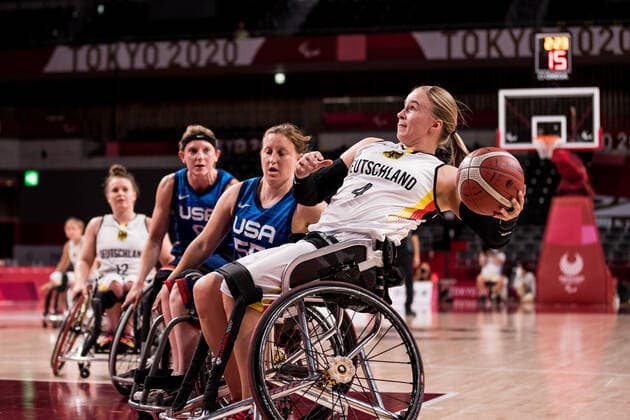 Tokyo 2020 Paralympic Games Wheelchair Basketball , 04 09 2021 TOKYO, JAPAN 04 September Wheelchair basketball, Germany vs USA womens bronze medal game, on day 11 of the Tokyo 2020 Paralympic Games at Ariake Arena on 04 09 2021 in Tokyo Japan Natalie Schneider 8, USA , Courtney Ryan 55, USA , Mareike Miller 4, Germany Copyright: xBEAUTIFULxSPORTS Wunderlx