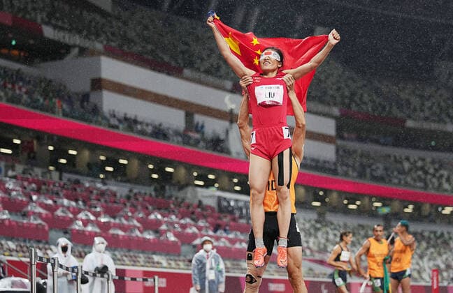 Bilder des Jahres 2021, Sport 09 September Sport Themen der Woche KW35 Sport Bilder des Tages (210904) -- TOKYO, Sept. 4, 2021 -- China s Liu Cuiqing (top) and her guide Xu Donglin celebrate after the women s T11 class 200m final of athletics event at the Tokyo 2020 Paralympic Games in Tokyo, Japan, Sept. 4, 2021. ) (TOKYO2020)JAPAN-TOKYO-PARALYMPICS-ATHLETICS-WOMEN S 200M T11-FINAL XiongxQi 
