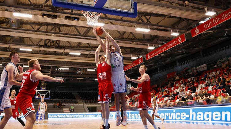 03 09 2021, Basketball, REWE Cup 2021, Preliminary Round, Fraport Skyliners JobStairs Giessen 46er, GER, Hagen, Krollmann Arena Picture f li Florian Koch Giessen 46ers and Brooks DeBisschop Fraport Skyliners DFL REGULATIONS PROHIBIT ANY USE OF PHOTOGRAPHS AS IMAGE SEQUENCES AND OR QUASI VIDEO Copyright: HMBxMedia xHeikoxBecker