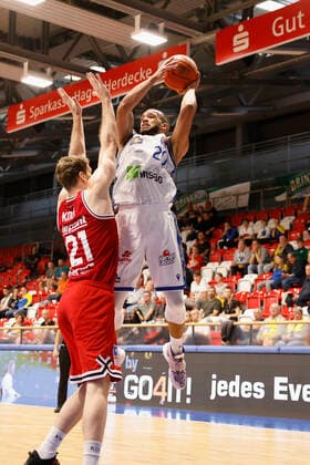 03 09 2021, Basketball, REWE Cup 2021, Preliminary Round, Fraport Skyliners JobStairs Giessen 46er, GER, Hagen, Krollmann Arena Picture v li Florian Koch Giessen 46ers and Rasheed Moore Fraport Skyliners DFL REGULATIONS PROHIBIT ANY USE OF PHOTOGRAPHS AS IMAGE SEQUENCES AND OR QUASI VIDEO Copyright: HMBxMedia xHeikoxBecker