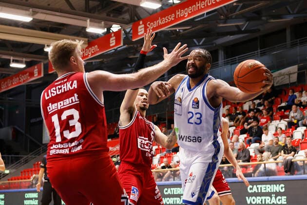 03 09 2021, Basketball, REWE Cup 2021, Preliminary Round, Fraport Skyliners JobStairs Giessen 46er, GER, Hagen, Krollmann Arena Picture from left Johannes Lischka Giessen 46ers , Kyan Anderson Giessen 46ers and Quantez Robertson Fraport Skyliners DFL REGULATIONS PROHIBIT ANY USE OF PHOTOGRAPHS AS IMAGE SEQUENCES AND OR QUASI VIDEO Copyright: HMBxMedia xHeikoxBecker