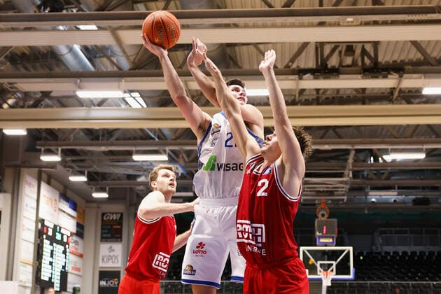 03 09 2021, Basketball, REWE Cup 2021, Preliminary Round, Fraport Skyliners JobStairs Giessen 46er, GER, Hagen, Krollmann Arena Picture f li Florian Koch Giessen 46ers , Brooks DeBisschop Fraport Skyliners and Dennis Daniel Nawrocki Giessen 46ers DFL REGULATIONS PROHIBIT ANY USE OF PHOTOGRAPHS AS IMAGE SEQUENCES AND OR QUASI VIDEO Copyright: HMBxMedia xHeikoxBecker