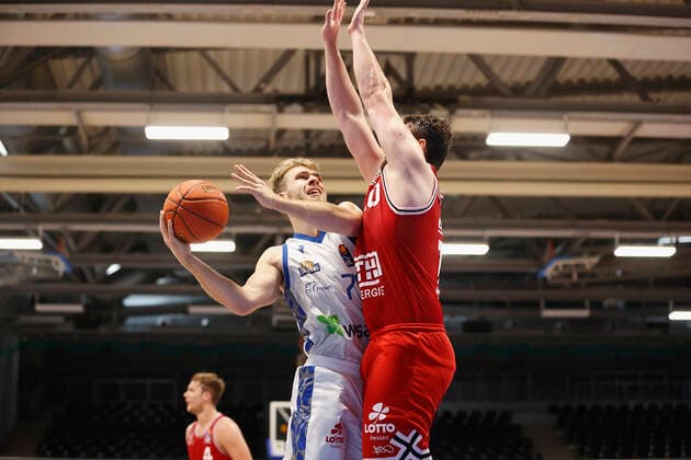 03 09 2021, Basketball, REWE Cup 2021, Preliminary Round, Fraport Skyliners JobStairs Giessen 46er, GER, Hagen, Krollmann Arena Picture f li Felix Hecker Fraport Skyliners and Tim Uhlemann Giessen 46ers DFL REGULATIONS PROHIBIT ANY USE OF PHOTOGRAPHS AS IMAGE SEQUENCES AND OR QUASI VIDEO Copyright: HMBxMedia xHeikoxBecker