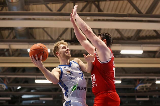 03 09 2021, Basketball, REWE Cup 2021, Preliminary Round, Fraport Skyliners JobStairs Giessen 46er, GER, Hagen, Krollmann Arena Picture f li Felix Hecker Fraport Skyliners and Tim Uhlemann Giessen 46ers DFL REGULATIONS PROHIBIT ANY USE OF PHOTOGRAPHS AS IMAGE SEQUENCES AND OR QUASI VIDEO Copyright: HMBxMedia xHeikoxBecker