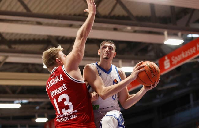 03 09 2021, Basketball, REWE Cup 2021, Preliminary Round, Fraport Skyliners JobStairs Giessen 46er, GER, Hagen, Krollmann Arena Picture from left Johannes Lischka Giessen 46ers and Lukas Wank Fraport Skyliners DFL REGULATIONS PROHIBIT ANY USE OF PHOTOGRAPHS AS IMAGE SEQUENCES AND OR QUASI VIDEO Copyright: HMBxMedia xHeikoxBecker