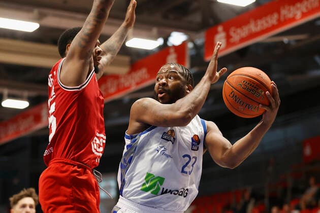03 09 2021, Basketball, REWE Cup 2021, Preliminary Round, Fraport Skyliners JobStairs Giessen 46er, GER, Hagen, Krollmann Arena Picture f li Phillip Darnell Fayne II Giessen 46ers and Quantez Robertson Fraport Skyliners DFL REGULATIONS PROHIBIT ANY USE OF PHOTOGRAPHS AS IMAGE SEQUENCES AND OR QUASI VIDEO Copyright: HMBxMedia xHeikoxBecker