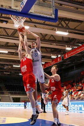 03 09 2021, Basketball, REWE Cup 2021, Preliminary Round, Fraport Skyliners JobStairs Giessen 46er, GER, Hagen, Krollmann Arena Picture f li Florian Koch Giessen 46ers and Brooks DeBisschop Fraport Skyliners DFL REGULATIONS PROHIBIT ANY USE OF PHOTOGRAPHS AS IMAGE SEQUENCES AND OR QUASI VIDEO Copyright: HMBxMedia xHeikoxBecker