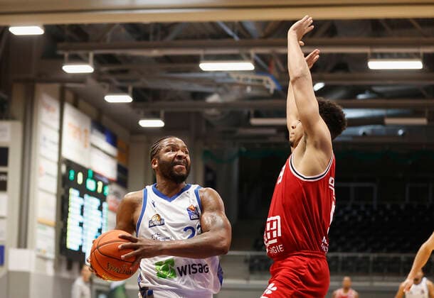 03 09 2021, Basketball, REWE Cup 2021, Preliminary Round, Fraport Skyliners JobStairs Giessen 46er, GER, Hagen, Krollmann Arena Picture f li Quantez Robertson Fraport Skyliners and Maximilian Maalik Begue Giessen 46ers DFL REGULATIONS PROHIBIT ANY USE OF PHOTOGRAPHS AS IMAGE SEQUENCES AND OR QUASI VIDEO Copyright: HMBxMedia xHeikoxBecker