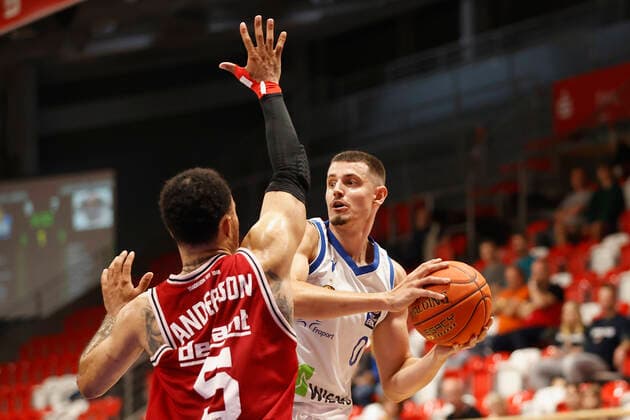 03 09 2021, Basketball, REWE Cup 2021, Preliminary Round, Fraport Skyliners JobStairs Giessen 46er, GER, Hagen, Krollmann Arena Picture f li Kyan Anderson Giessen 46ers and Lukas Wank Fraport Skyliners DFL REGULATIONS PROHIBIT ANY USE OF PHOTOGRAPHS AS IMAGE SEQUENCES AND OR QUASI VIDEO Copyright: HMBxMedia xHeikoxBecker