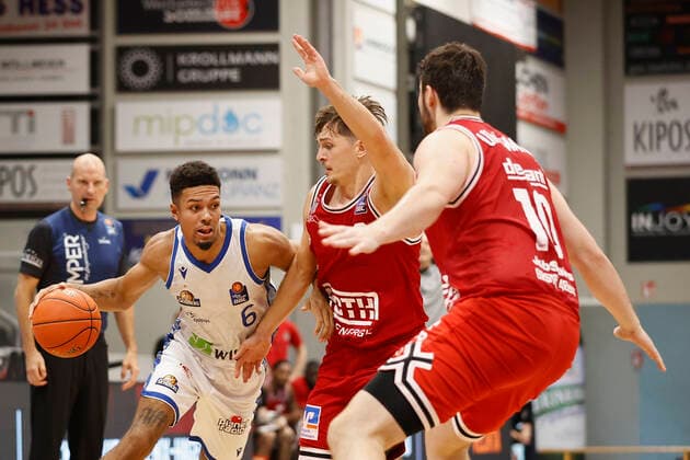 03 09 2021, Basketball, REWE Cup 2021, Preliminary Round, Fraport Skyliners JobStairs Giessen 46er, GER, Hagen, Krollmann Arena Picture from left Len Adam Schoormann Fraport Skyliners , Dennis Daniel Nawrocki Giessen 46ers and Tim Uhlemann Giessen 46ers DFL REGULATIONS PROHIBIT ANY USE OF PHOTOGRAPHS AS IMAGE SEQUENCES AND OR QUASI VIDEO Copyright: HMBxMedia xHeikoxBecker