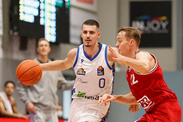03 09 2021, Basketball, REWE Cup 2021, Preliminary Round, Fraport Skyliners JobStairs Giessen 46er, GER, Hagen, Krollmann Arena Picture from left Lukas Wank Fraport Skyliners and Kilian Matthias Binapfl Giessen 46ers DFL REGULATIONS PROHIBIT ANY USE OF PHOTOGRAPHS AS IMAGE SEQUENCES AND OR QUASI VIDEO Copyright: HMBxMedia xHeikoxBecker