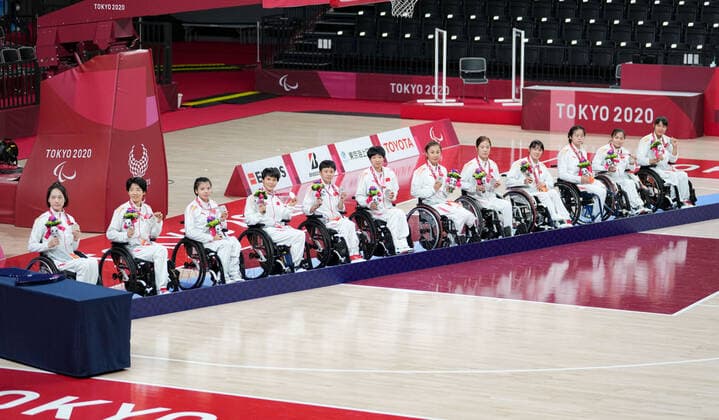 (210904) -- TOKYO, Sept. 4, 2021 -- Silver medalist Team China attend the awarding ceremony for the wheelchair basketball women s event at the Tokyo 2020 Paralympic Games in Tokyo, Japan, Sept. 4, 2021. ) (TOKYO2020)JAPAN-TOKYO-PARALYMPICS-WHEELCHAIR BASKETBALL-WOMEN-FINAL ZhuxWei 