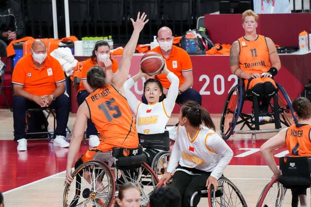 (210904) -- TOKYO, Sept. 4, 2021 -- Zhang Tonglei (2nd L, front) of China competes during the wheelchair basketball women s final between China and the Netherlands at the Tokyo 2020 Paralympic Games in Tokyo, Japan, Sept. 4, 2021. ) (TOKYO2020)JAPAN-TOKYO-PARALYMPICS-WHEELCHAIR BASKETBALL-WOMEN-FINAL ZhuxWei 