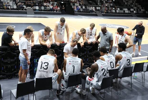 04 09 2021 Basketball season 2021 2022 EMS Cup preliminary round Nürnberg Falcons Basketball Club NBC MHP RIESEN Ludwigsburg DaMa Vytautas Buzas coach head coach Nürnberg Falcons BC NBC gives instructions to team Team