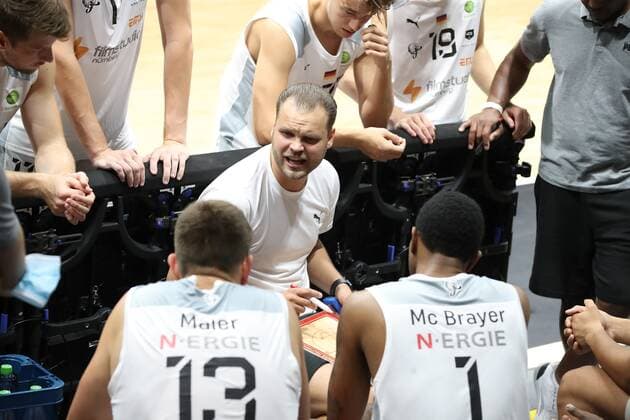 04 09 2021 Basketball season 2021 2022 EMS Cup preliminary round Nürnberg Falcons Basketball Club NBC MHP RIESEN Ludwigsburg DaMa Vytautas Buzas coach head coach Nürnberg Falcons BC NBC gives instructions to team Team