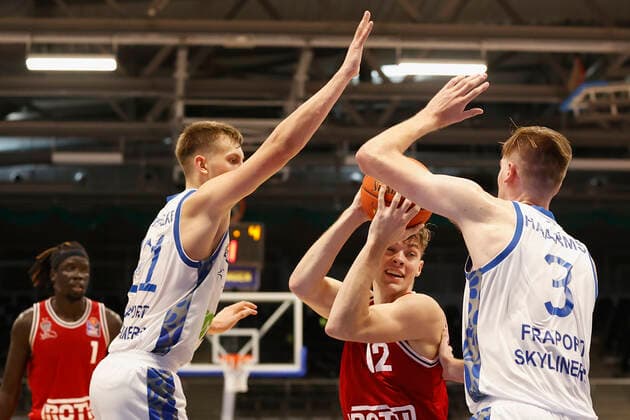 04 09 2021, Basketball, REWE Cup 2021, Preliminary Round, Fraport Skyliners JobStairs Giessen 46er, GER, Hagen, Krollmann Arena Picture from left Lorenz Brenneke Fraport Skyliners , Kilian Matthias Binapfl Giessen 46ers and Matt Haarms Fraport Skyliners DFL REGULATIONS PROHIBIT ANY USE OF PHOTOGRAPHS AS IMAGE SEQUENCES AND OR QUASI VIDEO Copyright: HMBxMedia xHeikoxBecker