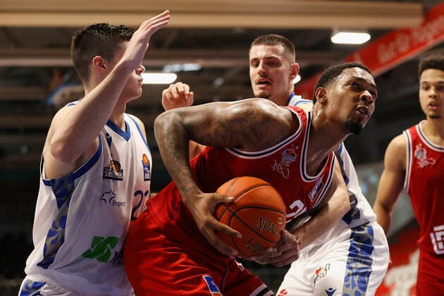 04 09 2021, Basketball, REWE Cup 2021, Preliminary Round, Fraport Skyliners JobStairs Giessen 46er, GER, Hagen, Krollmann Arena Picture f li Brooks DeBisschop Fraport Skyliners , Phillip Darnell Fayne II Giessen 46ers and Lukas Wank Fraport Skyliners DFL REGULATIONS PROHIBIT ANY USE OF PHOTOGRAPHS AS IMAGE SEQUENCES AND OR QUASI VIDEO Copyright: HMBxMedia xHeikoxBecker