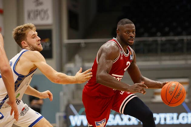 04 09 2021, Basketball, REWE Cup 2021, Preliminary Round, Fraport Skyliners JobStairs Giessen 46er, GER, Hagen, Krollmann Arena Picture f li Felix Hecker Fraport Skyliners and Rawle Alkins Giessen 46ers DFL REGULATIONS PROHIBIT ANY USE OF PHOTOGRAPHS AS IMAGE SEQUENCES AND OR QUASI VIDEO Copyright: HMBxMedia xHeikoxBecker