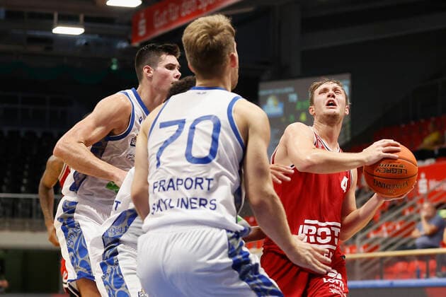 04 09 2021, Basketball, REWE Cup 2021, Preliminary Round, Fraport Skyliners JobStairs Giessen 46er, GER, Hagen, Krollmann Arena Picture from left Lukas Wank Fraport Skyliners , Len Adam Schoormann Fraport Skyliners , Felix Hecker Fraport Skyliners and Bjarne Kraushaar Giessen 46ers DFL REGULATIONS PROHIBIT ANY USE OF PHOTOGRAPHS AS IMAGE SEQUENCES AND OR QUASI VIDEO Copyright: HMBxMedia xHeikoxBecker