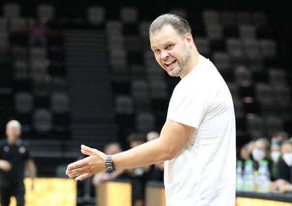 04 09 2021 Basketball Season 2021 2022 EMS Cup Preliminary Round Nürnberg Falcons Basketball Club NBC MHP RIESEN Ludwigsburg DaMa Vytautas Buzas Trainer Headcoach Nürnberg Falcons BC NBC indicates gestures directs gives instructions