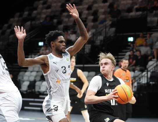 04 09 2021 Basketball Season 2021 2022 EMS Cup Preliminary Round Nürnberg Falcons Basketball Club NBC MHP RIESEN Ludwigsburg DaMa Antonio Lee A J AJ Davis Jr 3, Nürnberg Falcons BC NBC Lukas Herzog 11, MHP Riesen Ludwigsburg